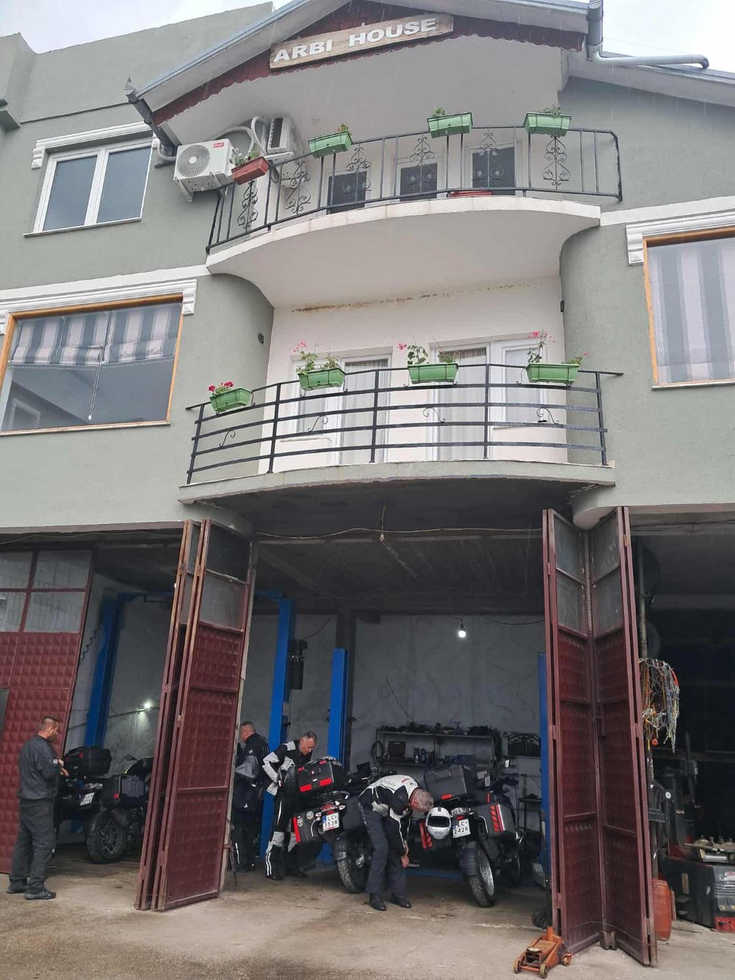 Arbi Guest House Kukes Екстериор снимка